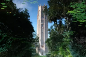 La torre cantora de los jardines de Bok en el medio rodeada de árboles.